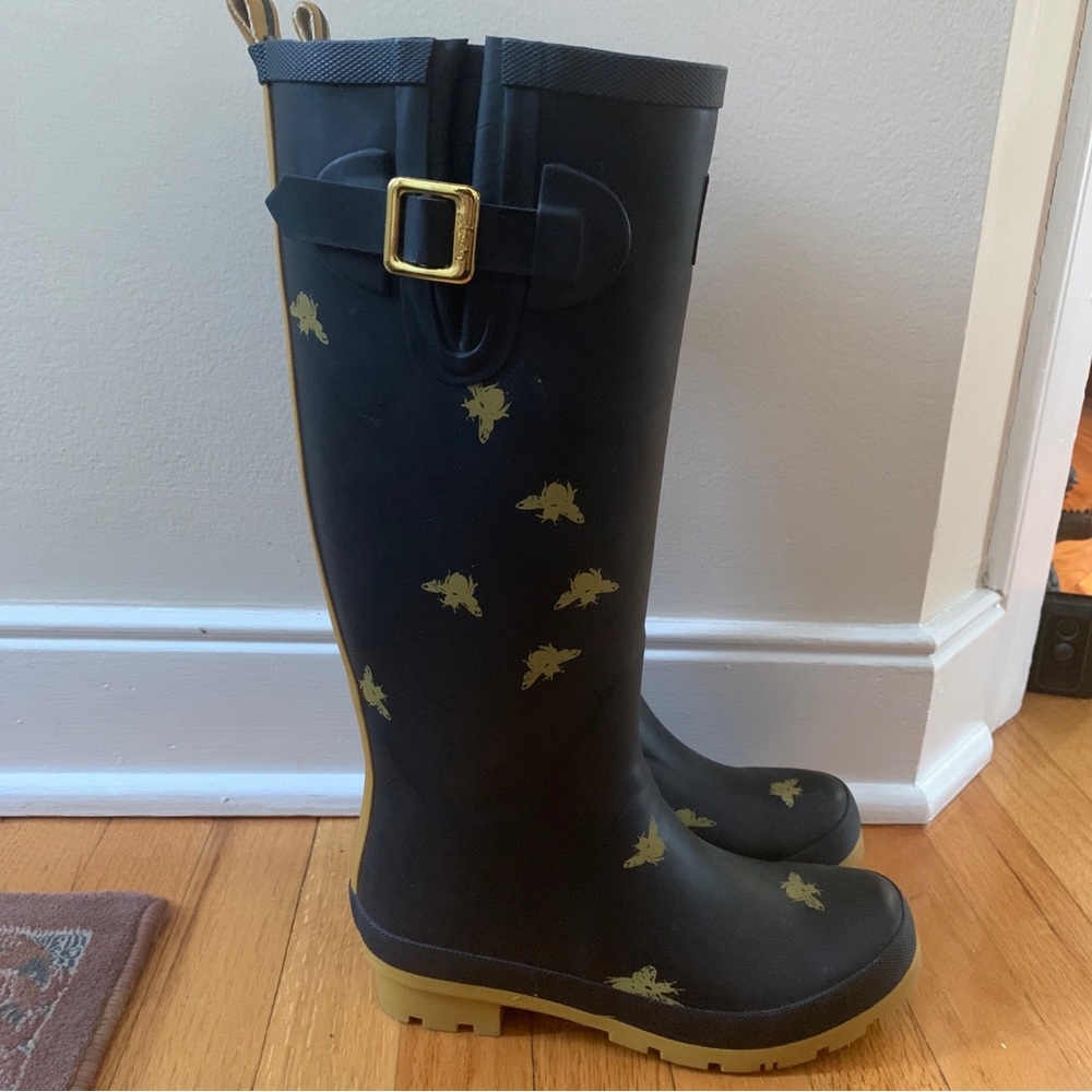Joules Women's Rain Boot, Black With Gold Bees and Stripes
Sizes
US 6
EU 37
UK 4